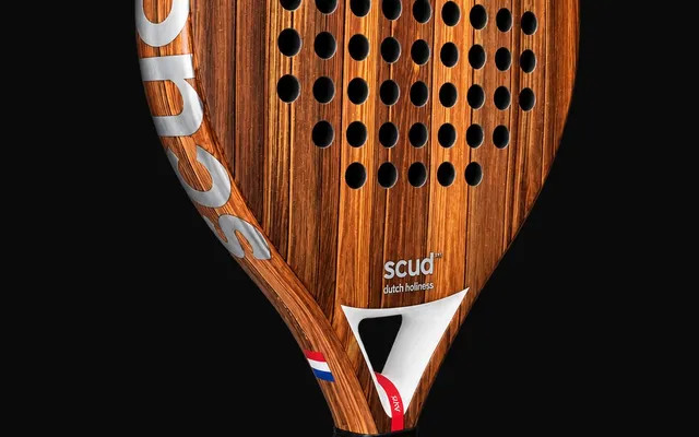 SCUD Wood W1 com o seu acabamento em madeira e triângulo prateado, sobre fundo preto