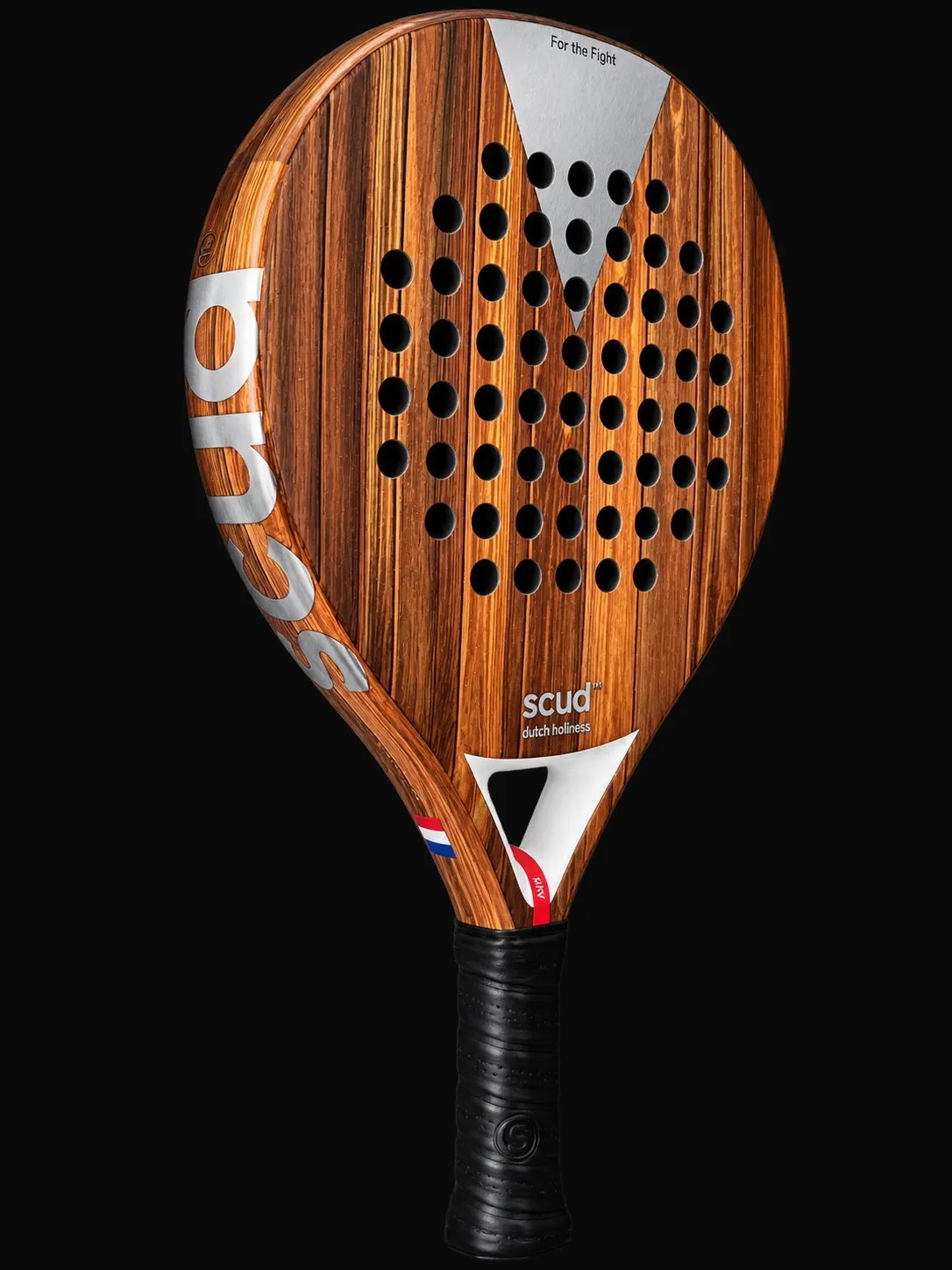SCUD Wood W1 com o seu acabamento em madeira e triângulo prateado, sobre fundo preto