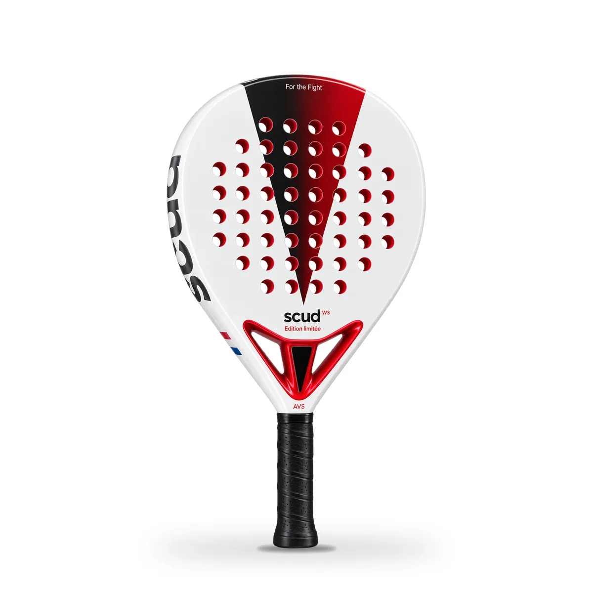 Raquette SCUD White S3 en studio sur fond blanc, vue de face : le triangle rouge et noir au centre du tamis blanc et le cœur marqué scud W3, édition limitée