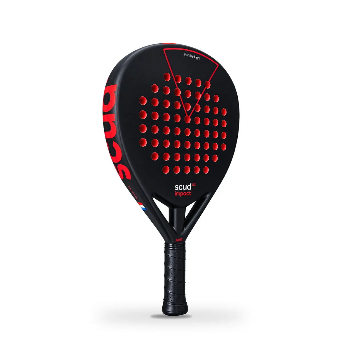 Raquette SCUD Black Impact B3 en studio sur fond blanc, vue de face : le tamis noir perforé de rouge, le triangle rouge en tête et le logo scud rouge au bord du cadre