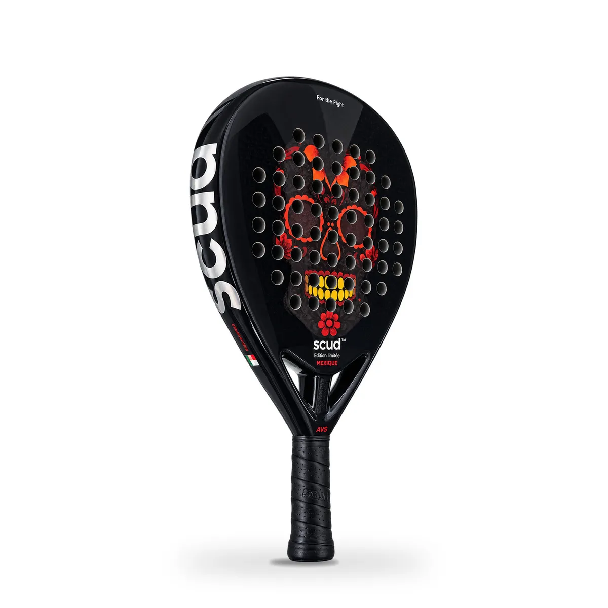 Raquette SCUD Mexique M1 en studio sur fond blanc, vue de face : le crâne Día de los Muertos rouge et jaune dessiné dans les perforations du tamis noir