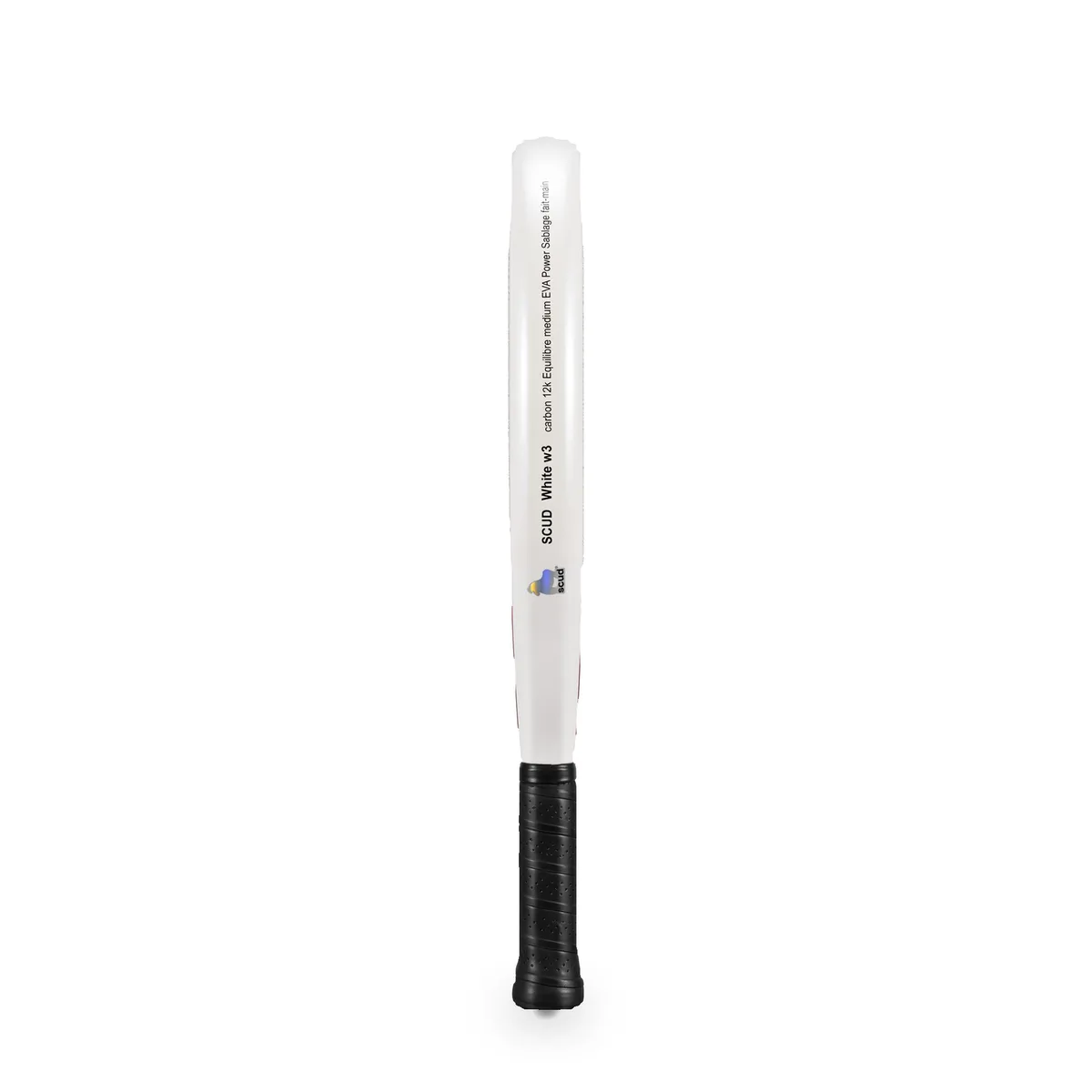 Tranche de la SCUD White S3 en studio : « SCUD White w3 — carbon 12K, équilibre medium, EVA Power, sablage fait-main » imprimé au-dessus du logo scud holographique