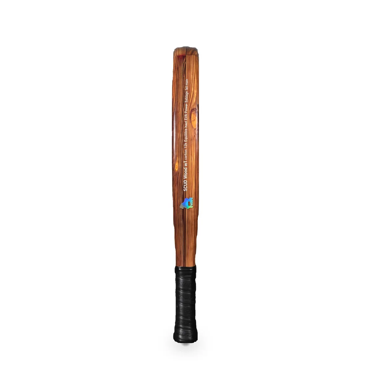 Tranche en bois de la SCUD Wood S1 en studio : « SCUD Wood w1 — carbon 12K, équilibre haut, EVA Power, sablage fait-main » imprimé au-dessus du logo scud holographique