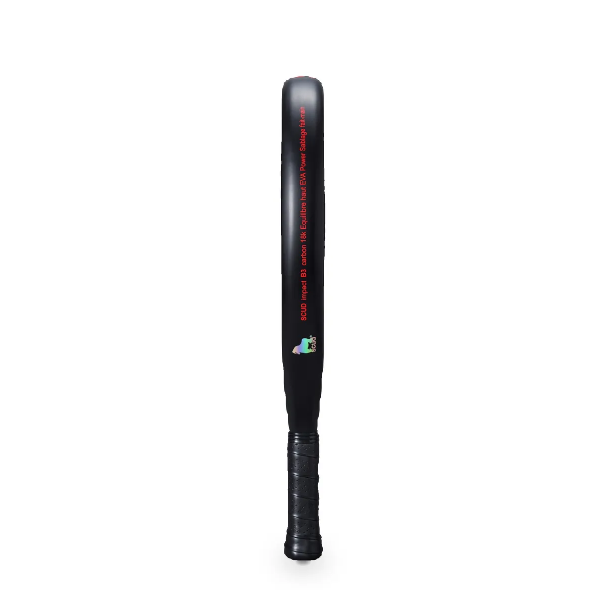 Tranche de la SCUD Black Impact B3 en studio : « SCUD impact B3 — carbon 18K, équilibre haut, EVA Power, sablage fait-main » imprimé en rouge au-dessus du logo scud holographique