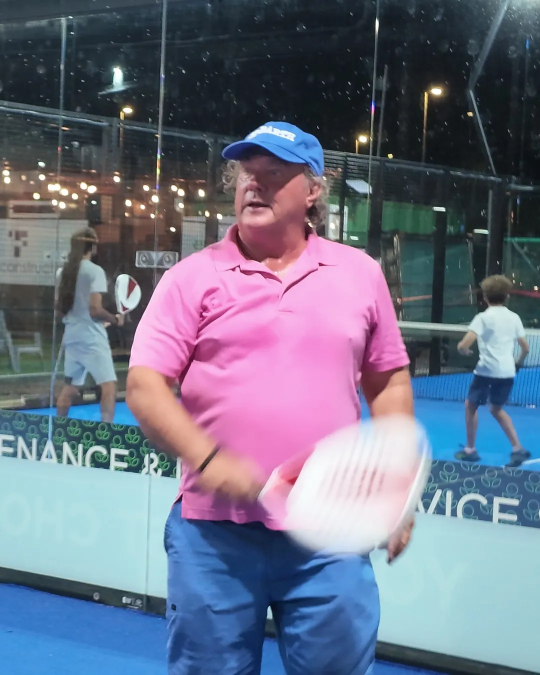 Jugador de pádel en la pista con una pala SCUD White S3 en la mano (toma 2, rodaje de Saint-Martin)