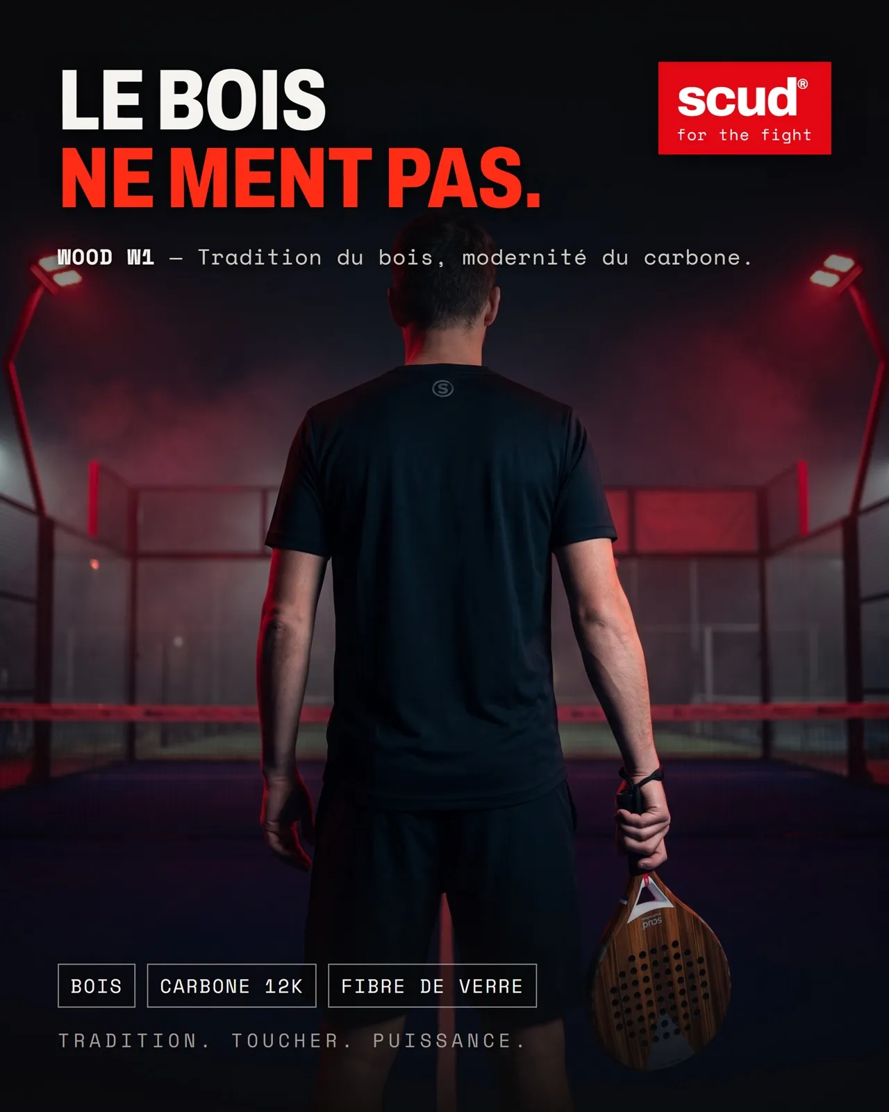Affiche « Le bois ne ment pas » : un joueur de dos sur une piste de padel, la Wood W1 à la main