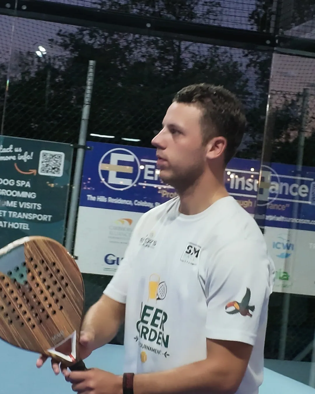 Jugador de pádel en la pista con una pala SCUD Wood W1 en la mano (toma 2, rodaje de Saint-Martin)