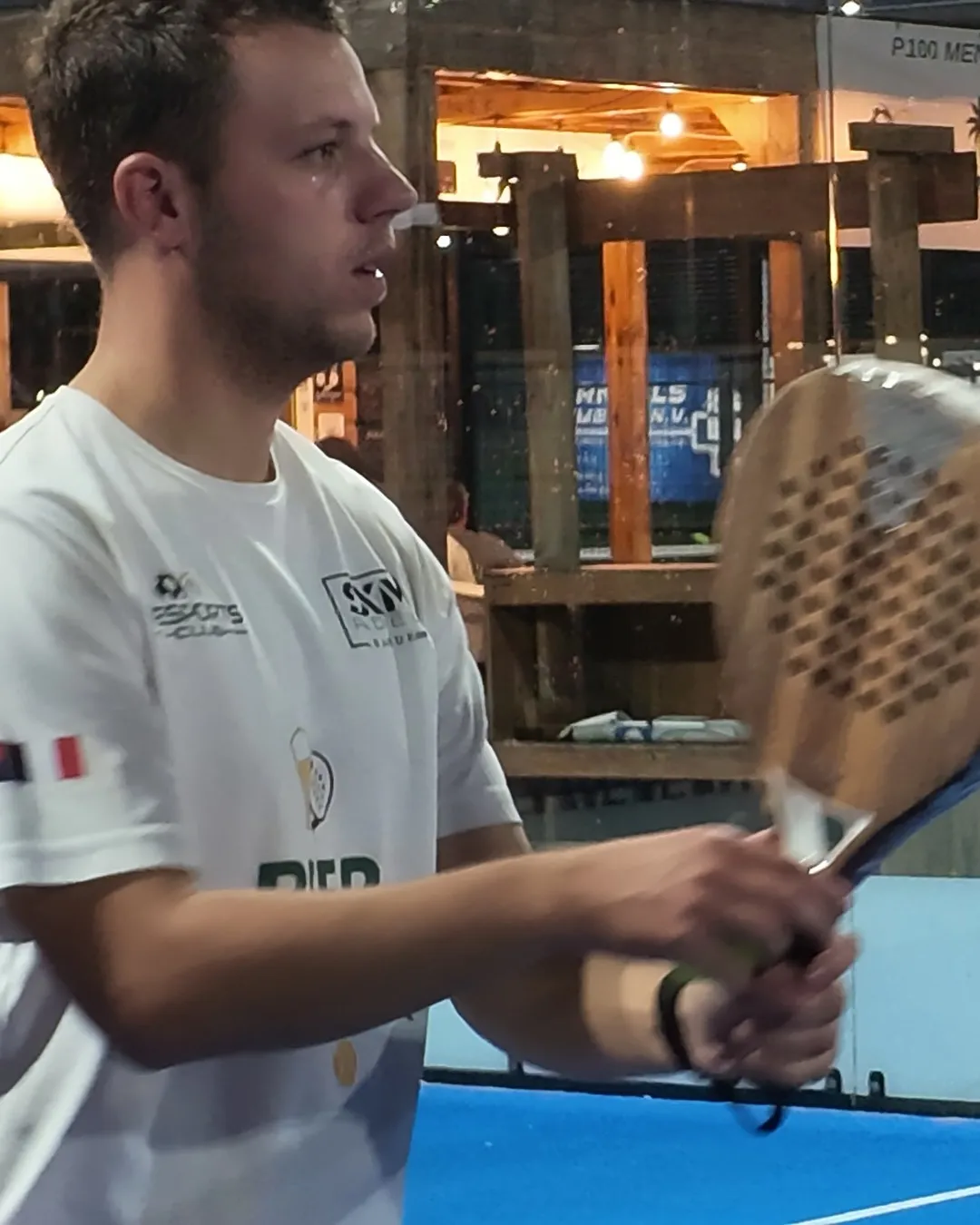 Jugador de pádel en la pista con una pala SCUD Wood W1 en la mano (toma 3, rodaje de Saint-Martin)
