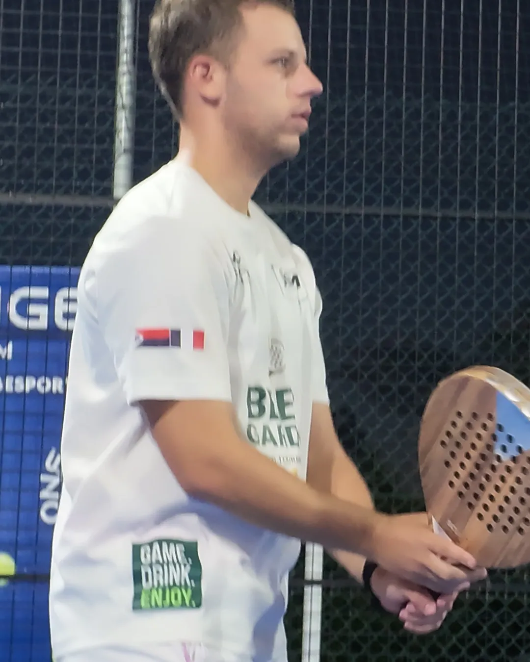 Jugador de pádel en la pista con una pala SCUD Wood W1 en la mano (toma 5, rodaje de Saint-Martin)